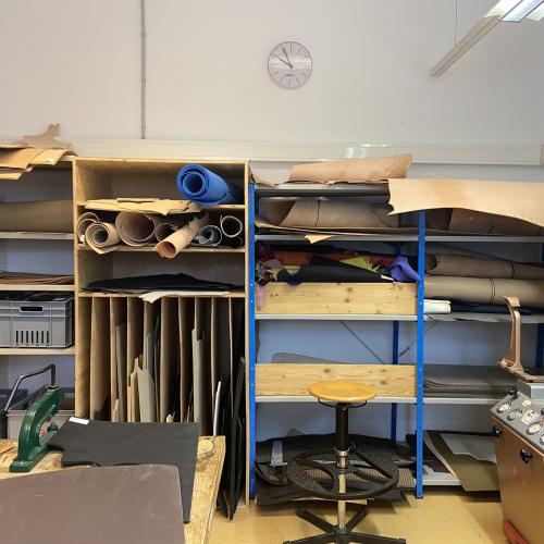 © BO Blick auf die verschiedenen Materialien, die ein Schuhmacher braucht.