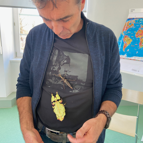 Unser Referent mit 2 Tieren auf seinem T-Shirt.