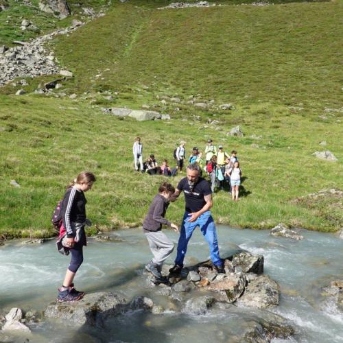 Überqueren des wilden Bachs