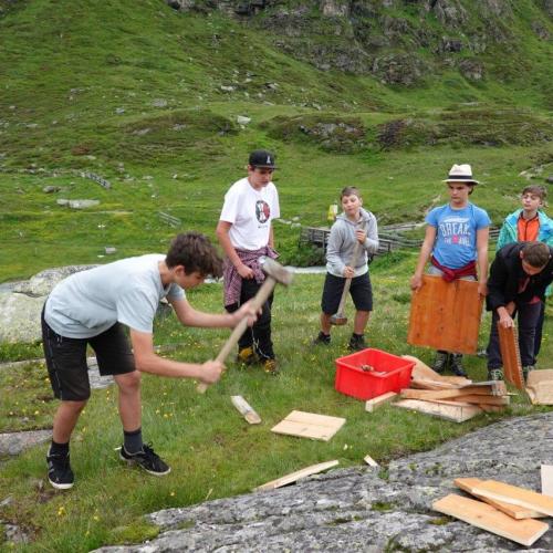 Holz hacken für das Feuer