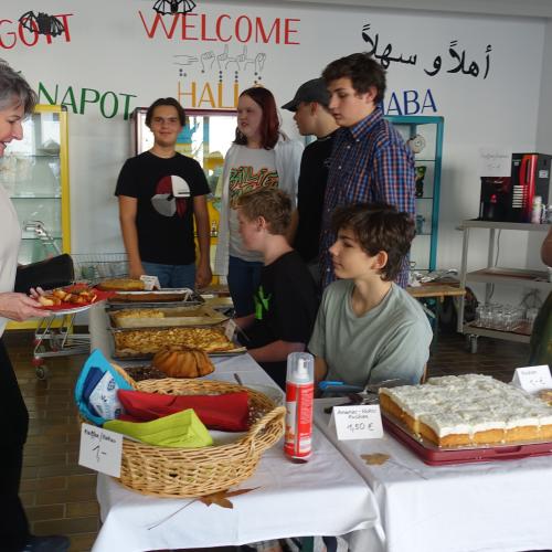 Kuchen- und Kaffeeverkauf beim Elternsprechtag (4.MS)