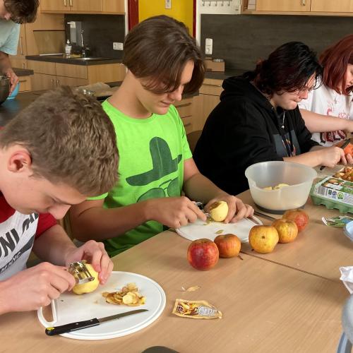 Äpfel schälen und schneiden