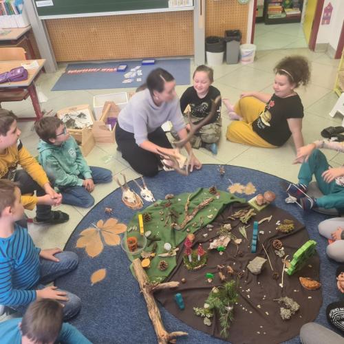 Kinder in der Klasse Thema Wald