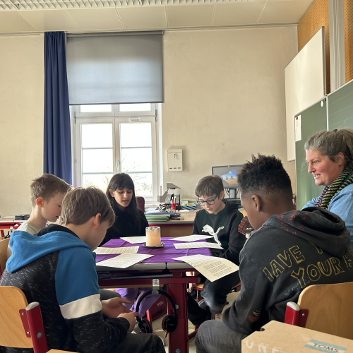 Wir singen und beten gemeinsam.