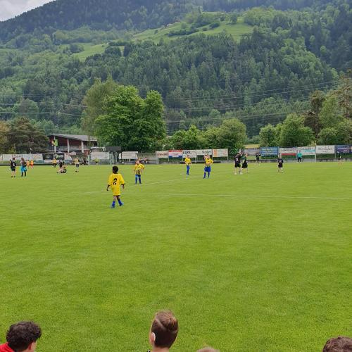 Mils 3 spielt und wird von Mils 2 angefeuert