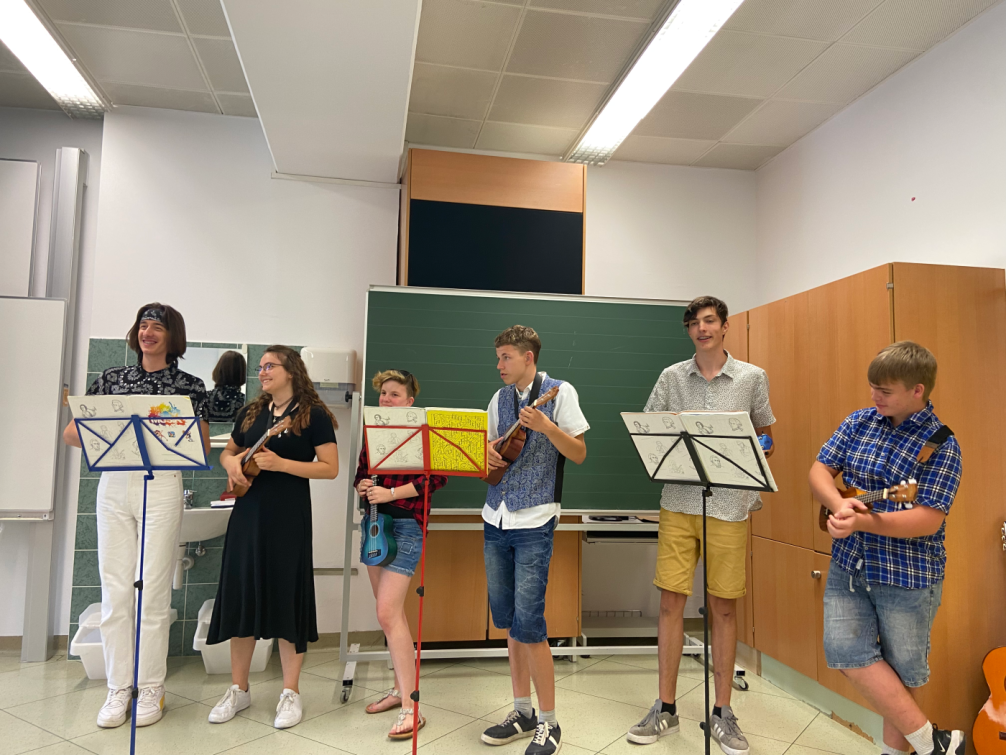 Die Kids beim Musizieren